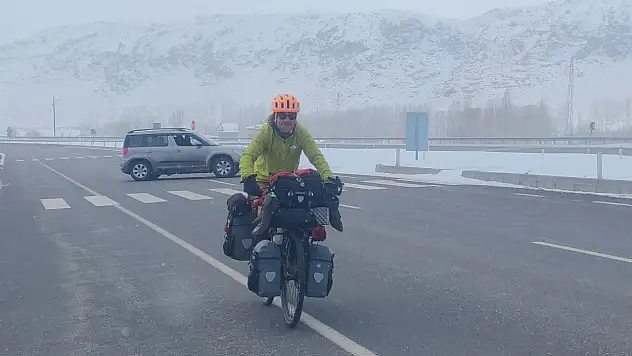 Fransız bisikletçi Van'a ulaştı: Eksi 18 derecede pedal çevirdi