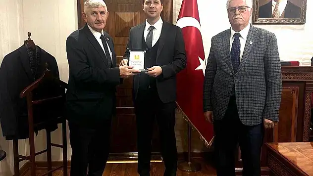Gazilere nezaket ziyaretleri onurlarını yaşatmak adına plaket takdimi gerçekleştirildi