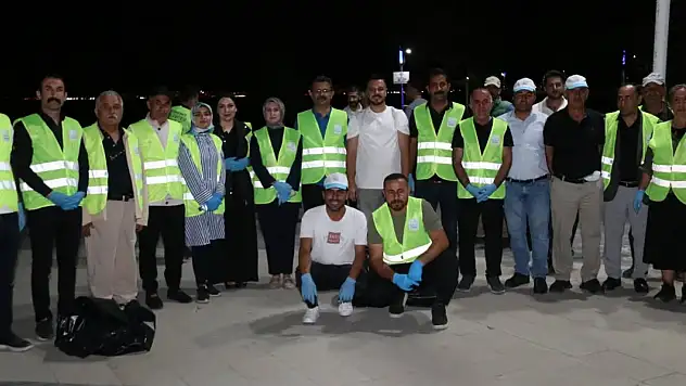 Gece Yarısı Temizlik Seferberliği Edremit Sahilini Parlatıyor