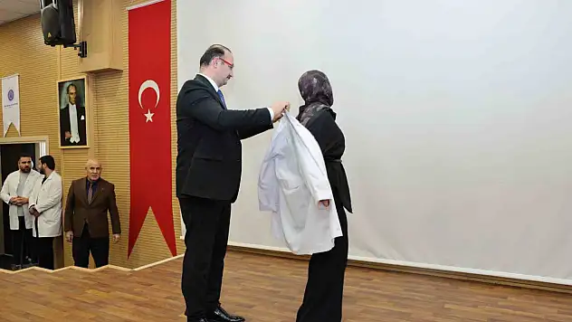 Geleceğin Diş Hekimleri Beyaz Önlüklerini Giymek için Coşkuyla Sahne Aldı