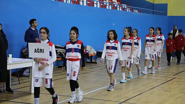 Ağrı'da geleceğin yıldızları sahada