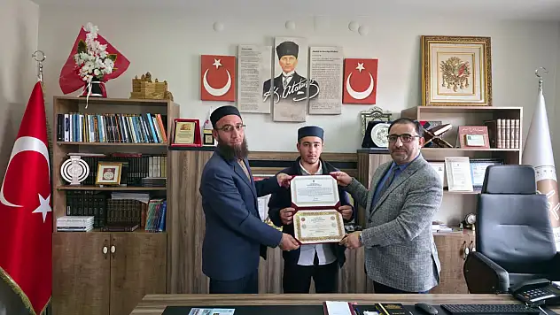 Genç Hafız belgesini Müftü Demirkaynak'ın elinden aldı
