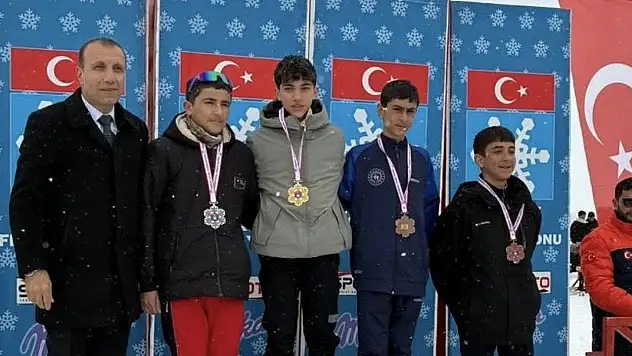 Genç kayakçılar Yüksekova'da Ağrı'yı başarıyla temsil etti