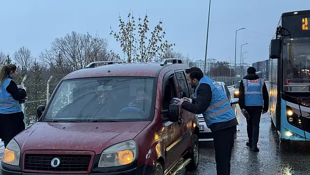 Gençler kar, yağmur dinlemeden iftariyelik dağıttı