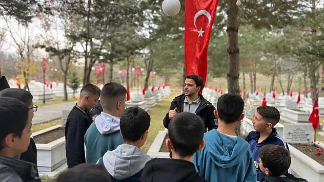 Gençler Tarihin İzinde Ecdada Vefa Etkinliğinde Tarihi Gezdi