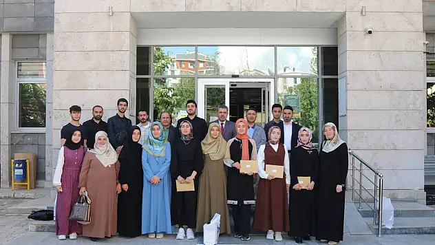 Gençlerin Dini Bilgi Yarışmasında Başarılar Ödüllendirildi, Umre İle Teşvik Edildi