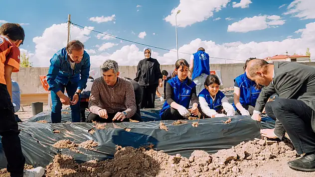 Gençlerin ektiği fidelerle Diyadin çilek kokacak