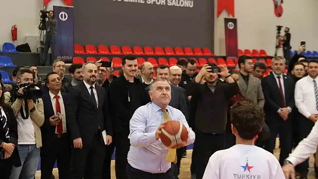 Gençlerle maç yapan Bakan Bak'tan tam isabet