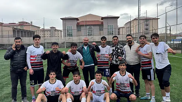 Gençlik futbol turnuvasında şampiyon Ağrı Spor Lisesi oldu