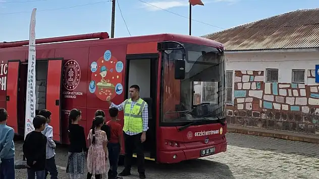 Gezici Kütüphane, Otluca İlkokulu'nda öğrencilerle buluştu