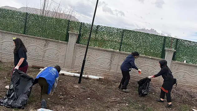 Ağrı'da gönüllü gençler çevre için buluştu