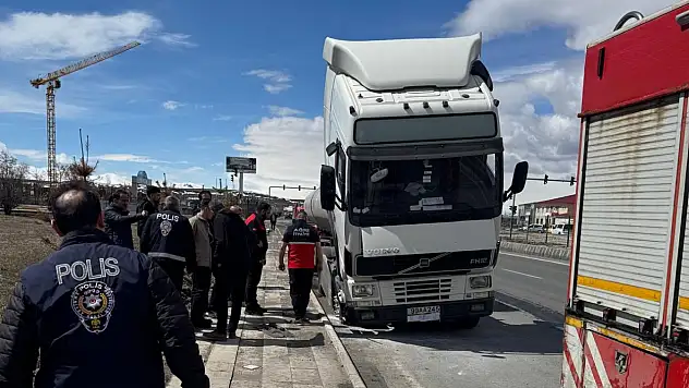 Gümrük kapısına giden tır Ağrı'da alev aldı