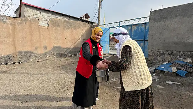 Günlük hazırlanan sıcak yemekler yaşlı ve ihtiyaç sahiplerine ulaştırılıyor