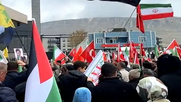Gürbulak Sınır Kapısı'nda İran'a destek gösterisi