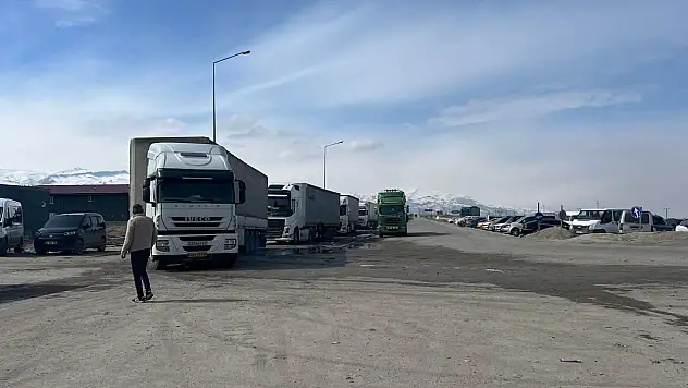 Gürbulak'ta bekleyen TIR şoförleri yakından takip ediliyor