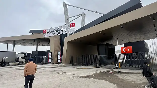Gürbulak'ta insan trafiği azaldı, tırlar devam ediyor