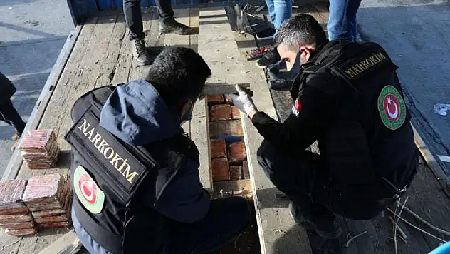 Gürbulak'ta tırın tüpüne gizlenmiş 5 kilo 202 gram uyuşturucu ele geçirildi