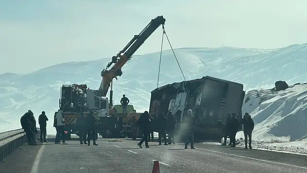 Gürbulak yolunda tır devrildi