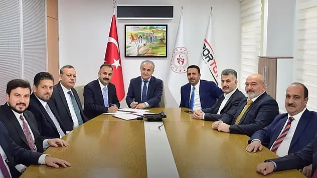 Güroymak'a Spor Yatırımı: Yarı Olimpik Yüzme Havuzu ve 3 Semt Sahası İçin Protokol İmzalandı