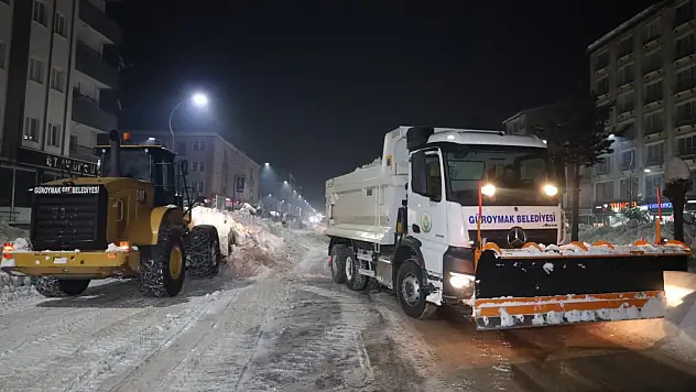 Güroymak'ta Karla Mücadele Çalışmaları Aralıksız Sürüyor