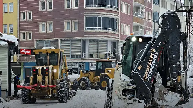 Güroymak'ta Karla Mücadele Çalışmaları Aralıksız Sürüyor