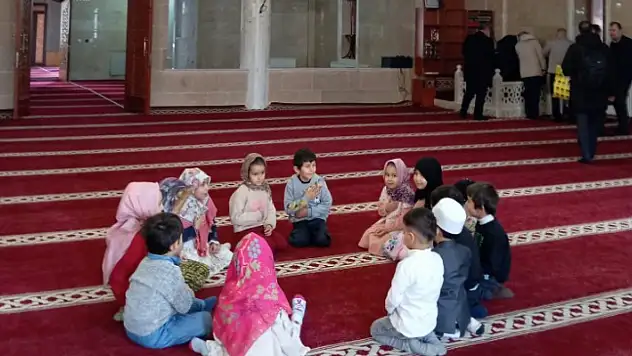 Güroymak'ta Miniklerden Regaib Kandili Etkinliği