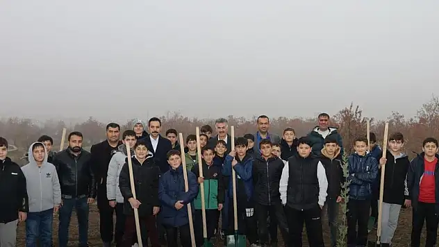 Güroymak'ta Öğrencilerle Birlikte Ağaç Dikme Etkinliği Düzenlendi