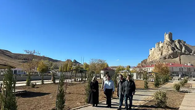 Gürpınar Belediyesi Hoşap Mahallesi'nde Park Yenileme Çalışmalarını İnceledi