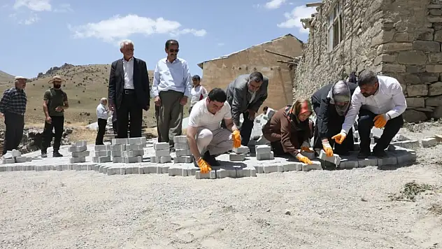 Gürpınar Belediyesi Kırsal Altyapıyı Güçlendiriyor: 132.000 m² Parke Taşı Döşenecek