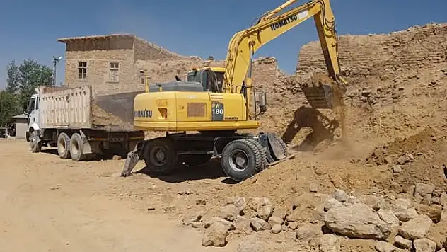 Gürpınar'da Harabe Yapıların Yıkım Süreci Hız Kazandı