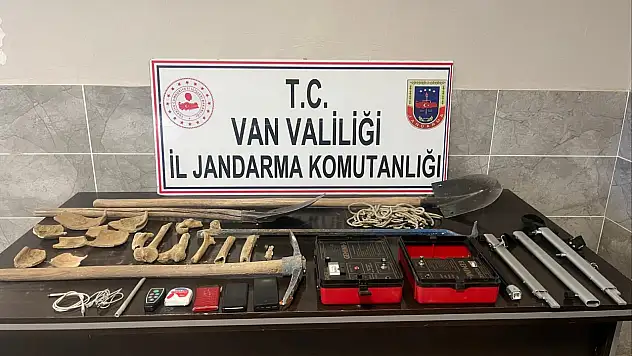 Gürpınar'da kaçak kazı yapan 5 kişi yakalandı, çok sayıda malzeme ele geçirildi
