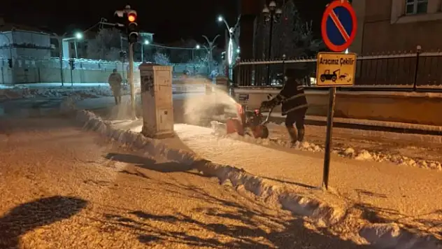 Gürpınar'da Karla Mücadele Çalışmaları Aralıksız Sürüyor