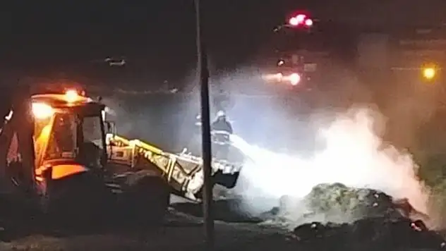 Gürpınar'da ot yığınının yangını 3 saatlik müdahale ile çevre evlere sıçramadan söndürüldü