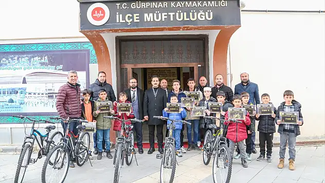 Gürpınar'da 'Tatilde Camiye Gel, Hediyeni Kap' projesi tamamlandı