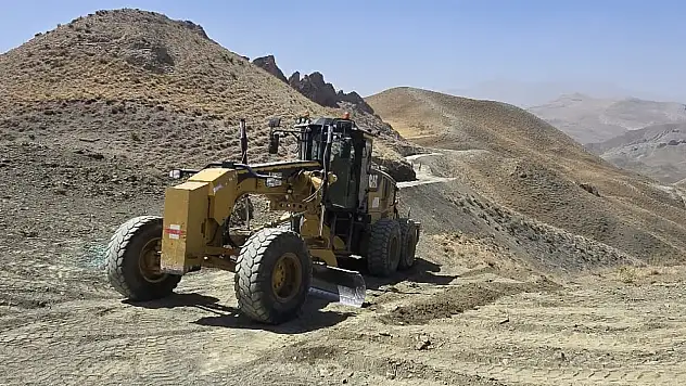 Gürpınar'da Yol Yapım ve Onarım Çalışmaları Aralıksız Sürüyor