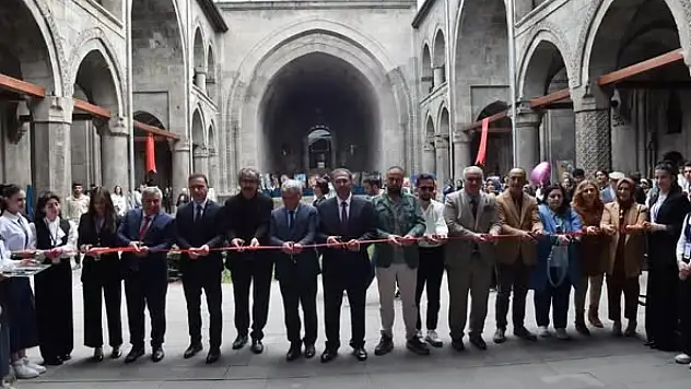 Güzel Sanatlar Lisesi öğrencileri Çifte Minareli Medrese'de yıl sonu sergisini açtı