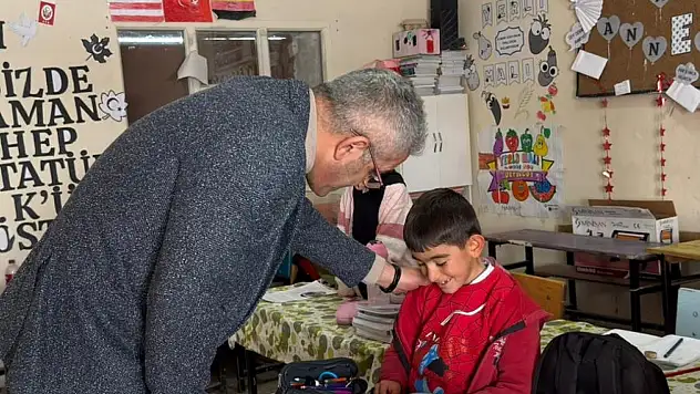 Hallaç İlkokulu'nda öğrencilerle buluşan Şen, eğitim sürecini inceledi