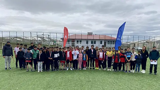 Hamur'da 23 Nisan atletizm yarışmaları coşkuyla tamamlandı