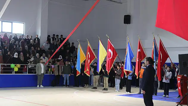 Hamur'da 23 Nisan coşkusu kapalı spor salonuna taştı