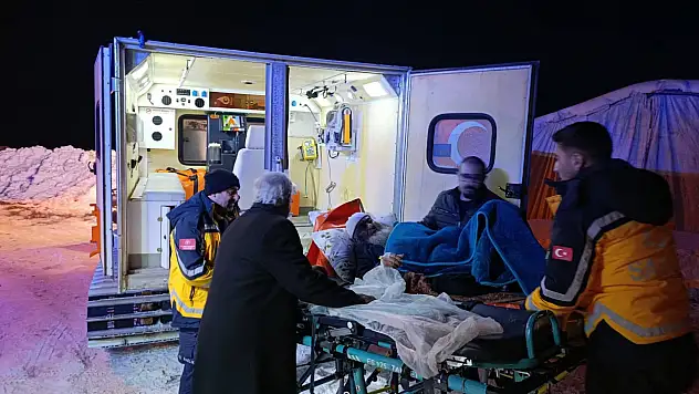 Hamur'da 77 yaşındaki hasta paletli ambulansla kurtarıldı