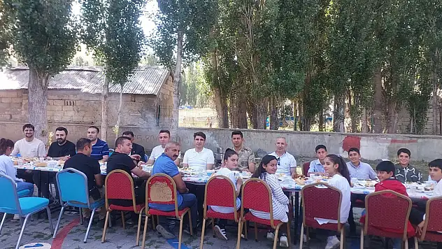 Hamur'da 8. sınıfa geçen öğrenciler için moral kahvaltısı düzenlendi
