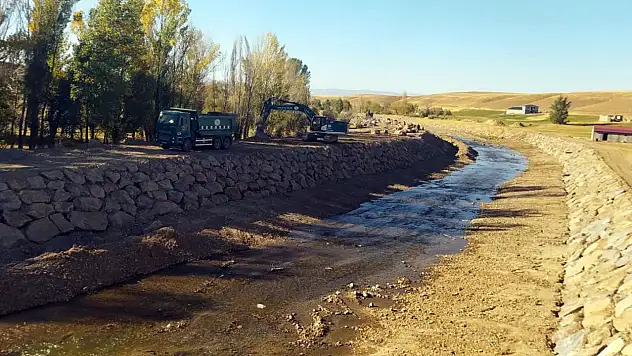 Hamur'da dere yatağı güçlendirildi, taşkın riski azaldı