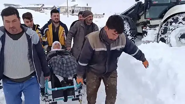 Hamur'da kar engeli aşıldı, ekipler hastaya ulaştı