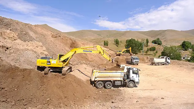 Hamur'da Karlıca Köyü yolunda genişletme çalışması