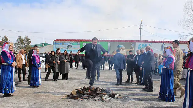 Hamur'da Nevruz coşkusu! Halaylar çekildi, ateş yakıldı