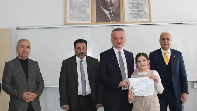 Hamur'da öğrenciler karnelerini aldı