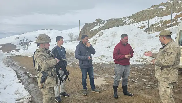 Hamur'da tüm ekipler sahaya indi! Jandarma halkı bilgilendiriyor
