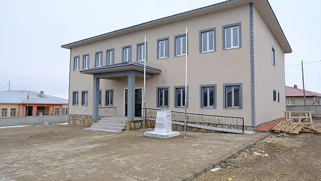 Hamur Ekincik'te yeni ortaokul binası öğrenciler için hazır hale getirildi