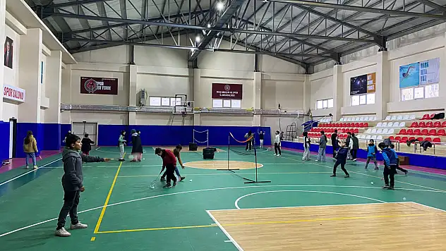 Hasköy Spor Salonu'nda Badminton Antrenmanları Sürüyor
