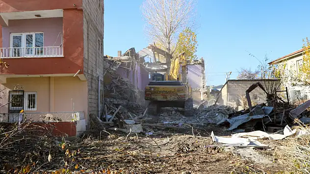 Hatuniye Caddesi'nde Yıkım Çalışmaları Devam Ediyor